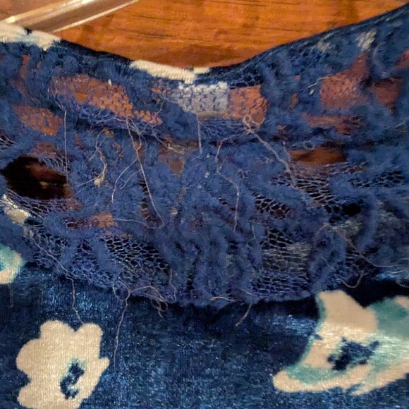 Beauties Blue Velvet Top with Floral Pattern - Picture 5 of 6